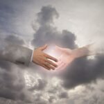 🌀 Contracte între suflete: de ce unele relații par „scrise în stele”